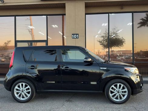 Used 2017 Kia Soul + w/ Primo Package image 2