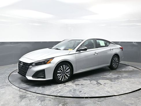 Used 2024 Nissan Altima 2.5 SV image 9