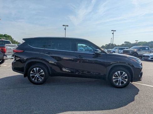 Used 2021 Toyota Highlander XLE AWD/4WD image 2