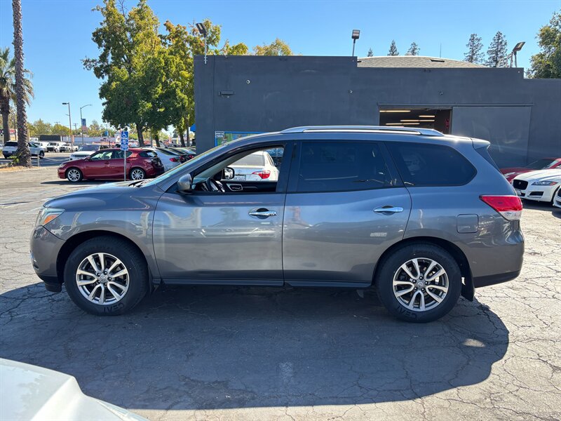 Used 2015 Nissan Pathfinder SV w/ Trailer Tow Package FWD image 6