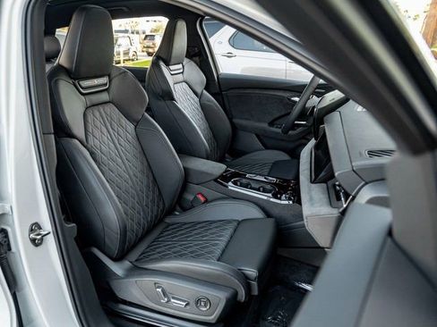 New 2025 Audi SQ6 e-tron Prestige image 27