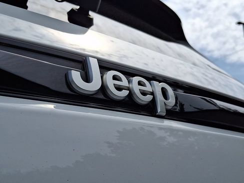 Certified 2025 Jeep Grand Cherokee Laredo AWD/4WD image 29