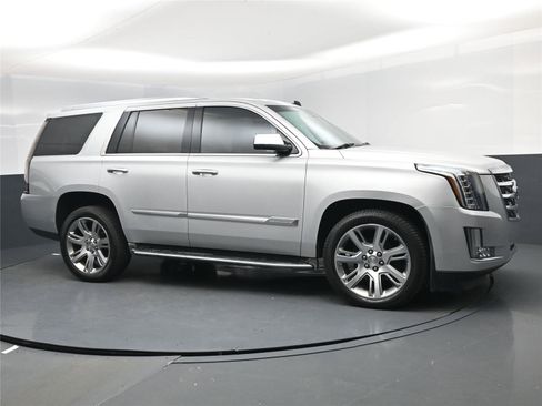 Used 2015 Cadillac Escalade Luxury image 2