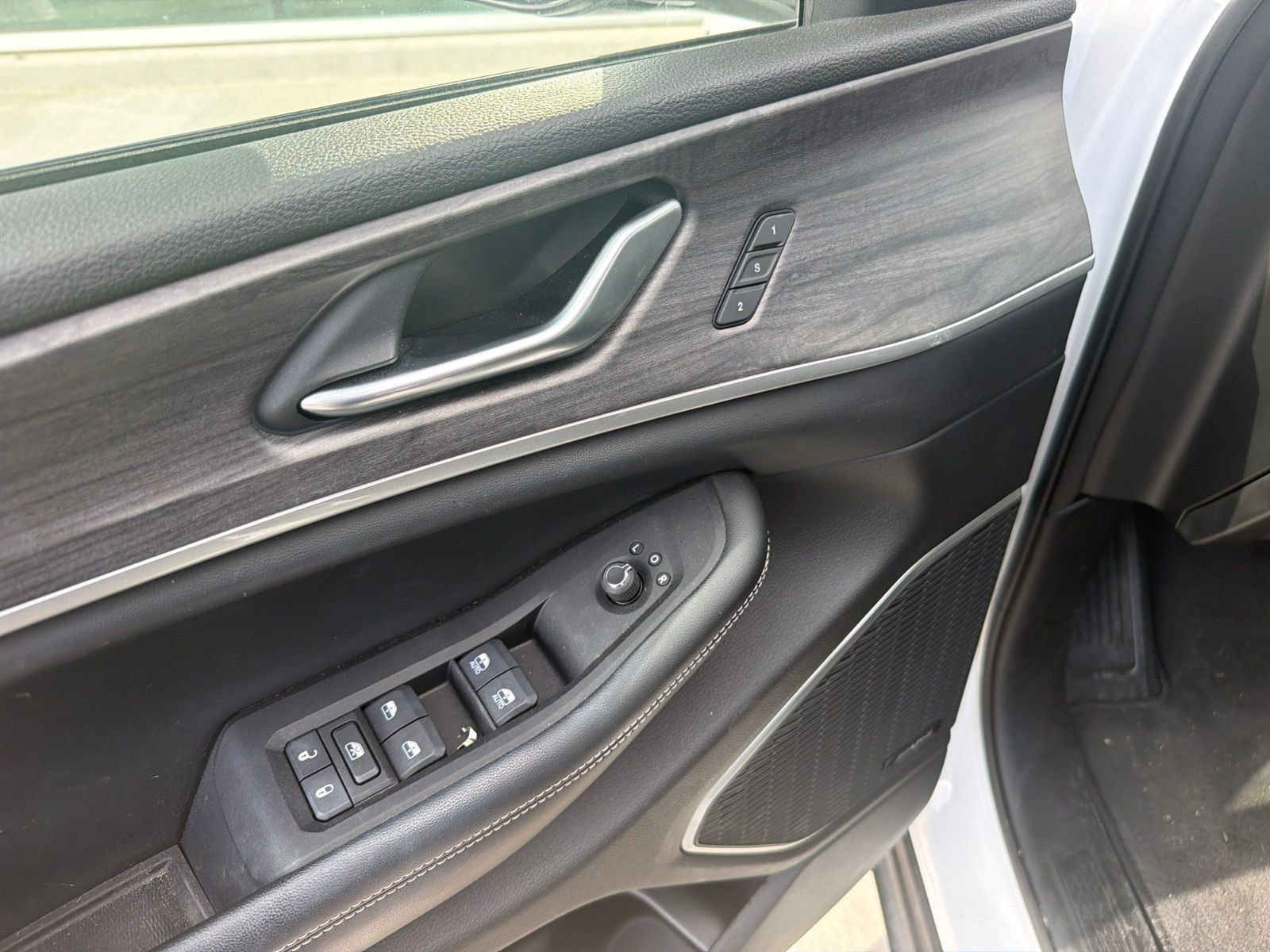 Used 2023 Jeep Grand Cherokee 4WD 4xe w/ Luxury Tech Group II image 14