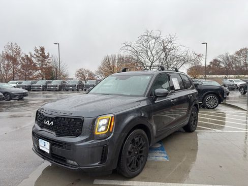 Used 2022 Kia Telluride SX w/ SX Prestige Package image 3