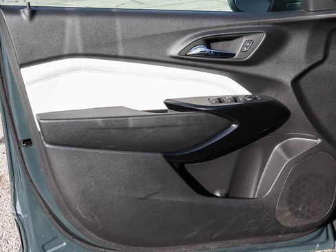 Used 2025 Chevrolet Trax LT FWD image 13