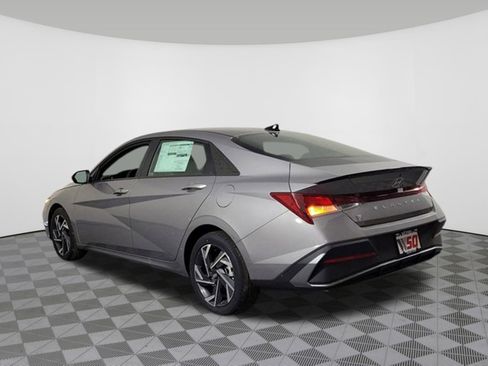 Used 2025 Hyundai Elantra Sport image 3