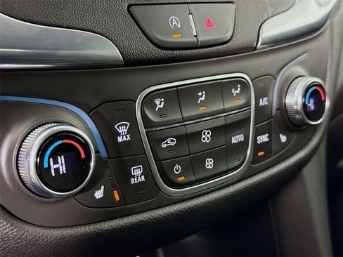 Used 2022 Chevrolet Equinox LT image 16