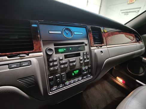 Used 2011 Lincoln Town Car Executive L RWD image 37