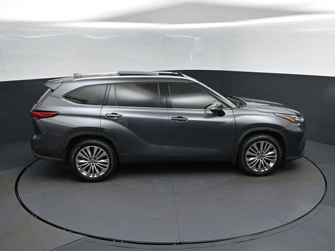 Used 2023 Toyota Highlander Platinum FWD image 36