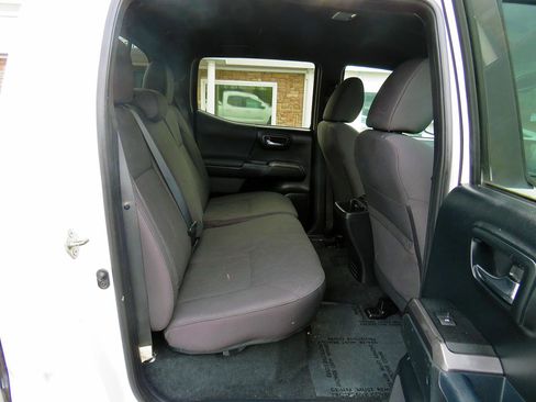 Used 2017 Toyota Tacoma TRD Off-Road image 18