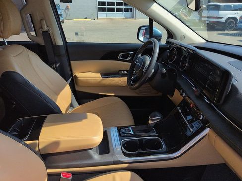 Used 2024 Kia Carnival EX FWD image 7