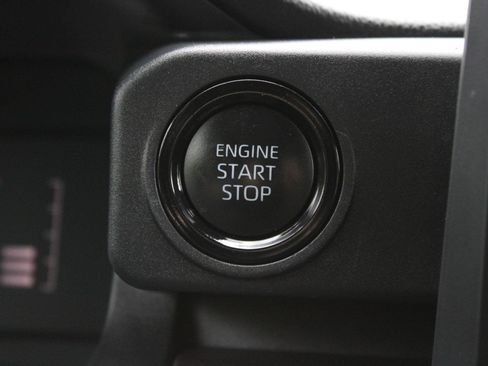 Used 2025 Toyota Tacoma SR5 AWD/4WD image 33