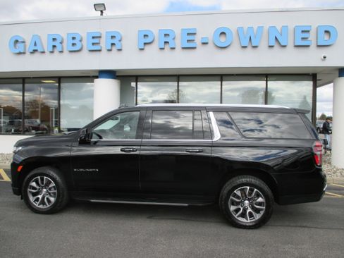 Used 2023 Chevrolet Suburban LT w/ Luxury Package image 2