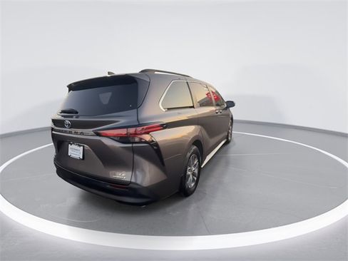 Used 2021 Toyota Sienna LE w/ LE Plus Package image 8