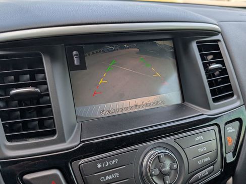 Used 2018 Nissan Pathfinder SV image 11