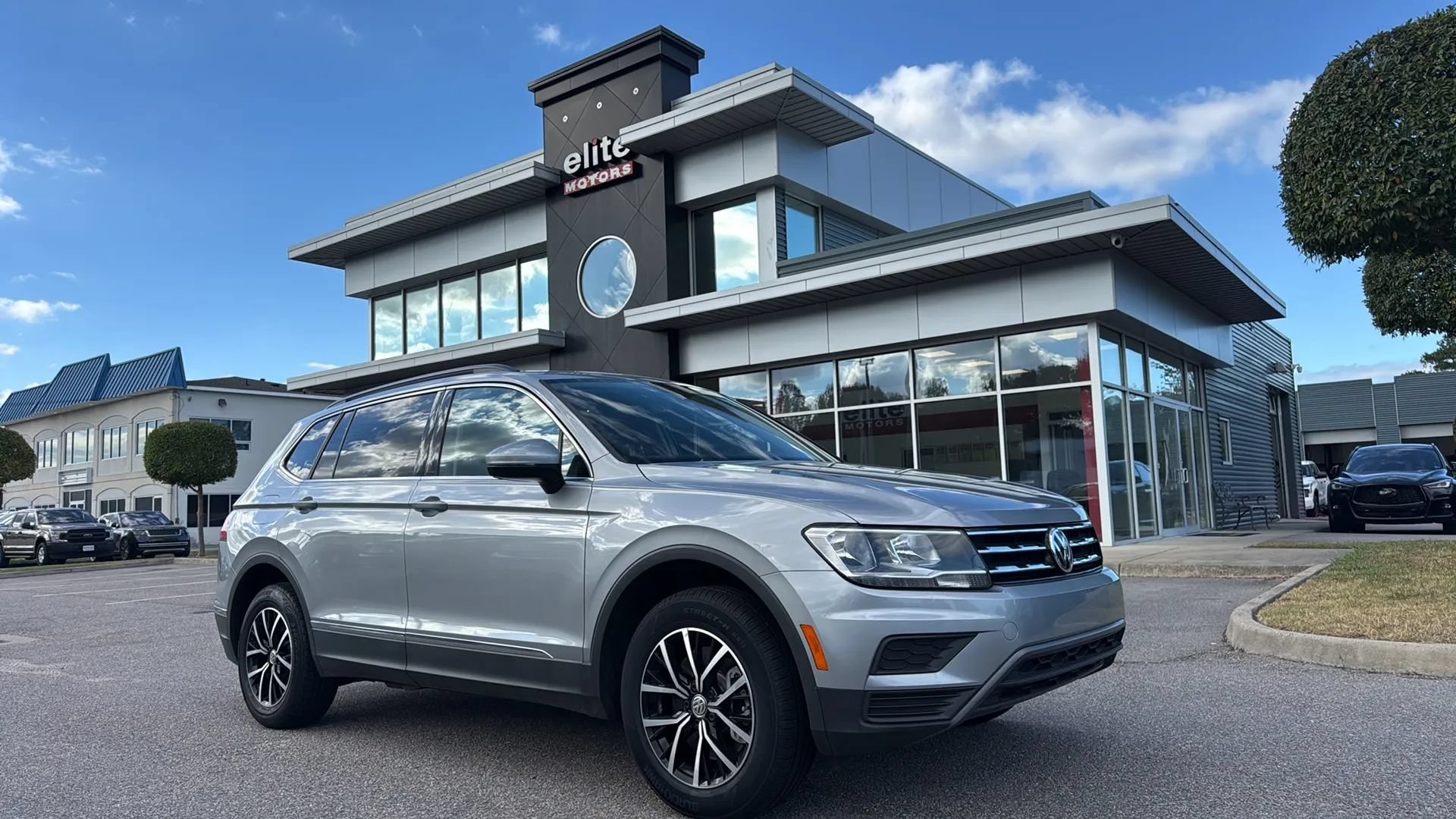 Used 2021 Volkswagen Tiguan SE w/ Panoramic Sunroof Package FWD image 1