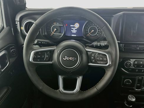 Used 2025 Jeep Wrangler Unlimited Sahara w/ Technology Group AWD/4WD image 18
