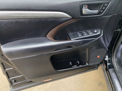 Used 2019 Toyota Highlander Limited Platinum image 17