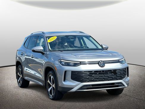 Used 2025 Volkswagen Tiguan SE w/ Panoramic Sunroof Package AWD/4WD image 6