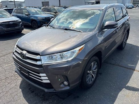 Used 2018 Toyota Highlander XLE AWD/4WD image 6