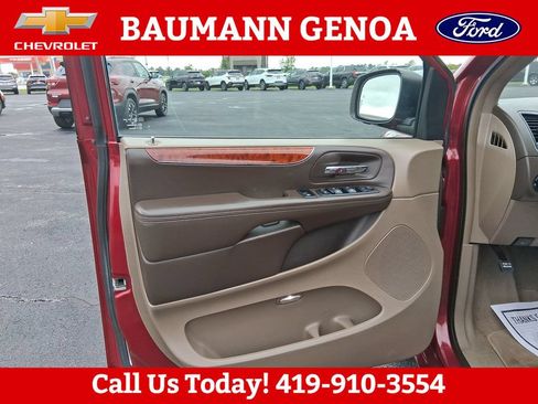 Used 2013 Chrysler Town & Country Touring-L w/ Premium Group FWD image 10