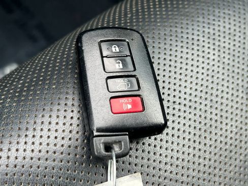 Used 2016 Toyota Highlander Limited image 29