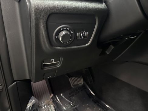 Used 2025 Jeep Grand Cherokee Altitude image 10