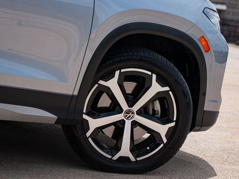 Certified 2025 Volkswagen Tiguan SE AWD/4WD image 7