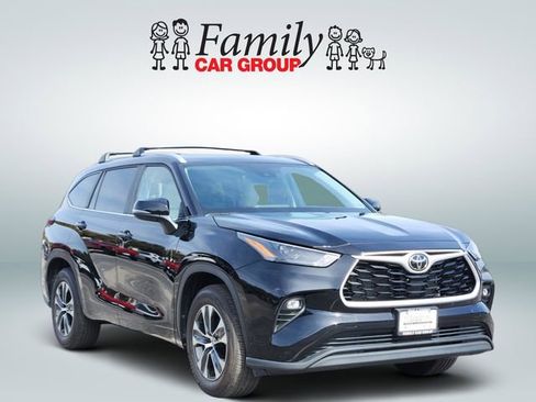 Certified 2025 Toyota Highlander XLE image 2