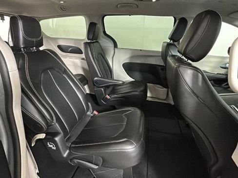 Used 2024 Chrysler Pacifica Touring-L FWD image 29