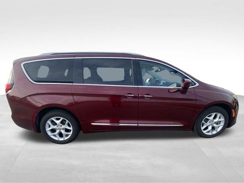 Used 2017 Chrysler Pacifica Touring-L Plus w/ Tire & Wheel Group image 12