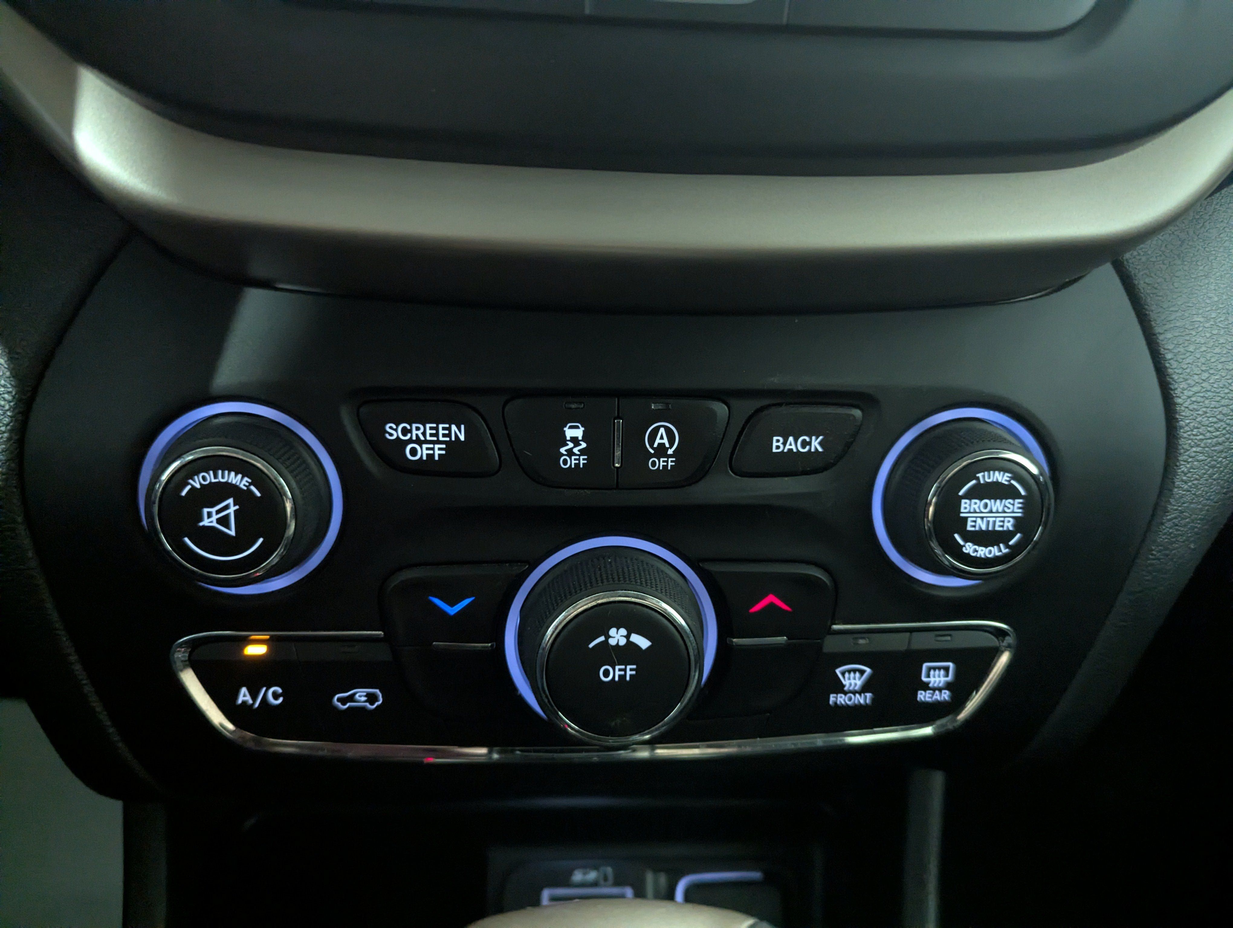 Used 2017 Jeep Cherokee Latitude w/ Cold Weather Group AWD/4WD image 17