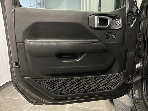 Used 2021 Jeep Gladiator Overland w/ Popular Equipment Package AWD/4WD image 12