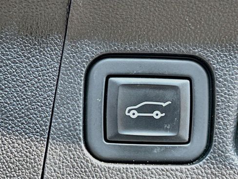 Used 2021 GMC Acadia SLT w/ LPO, Floor Liner Package FWD image 14