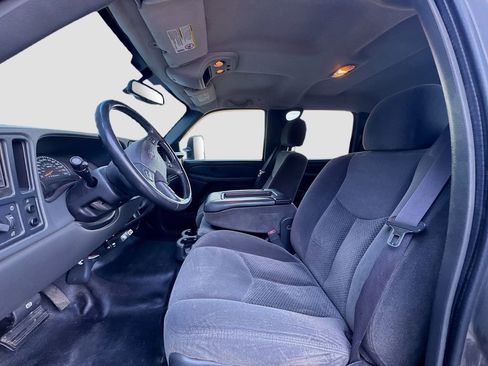 Used 2006 Chevrolet Silverado 2500 LT w/ Heavy-Duty Power Package image 8