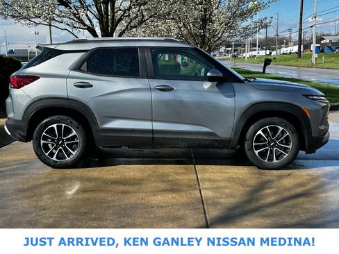 Used 2025 Chevrolet TrailBlazer LT image 2