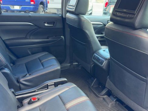 Used 2019 Toyota Highlander SE AWD/4WD image 14