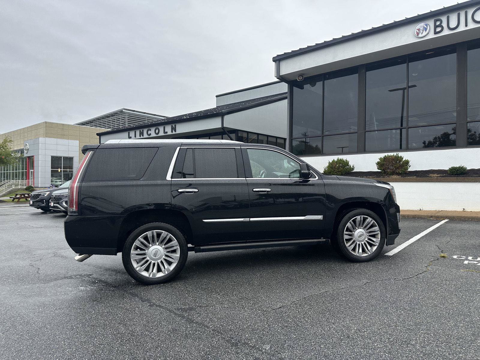 Used 2017 Cadillac Escalade Platinum AWD/4WD image 4