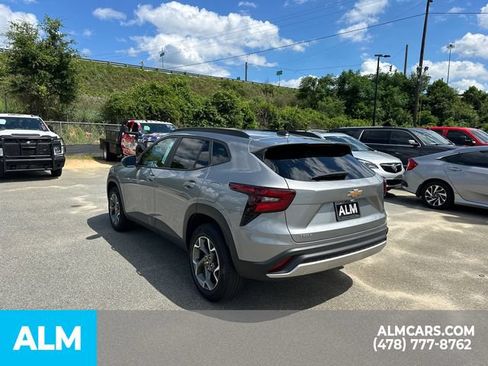 Used 2025 Chevrolet Trax LT w/ LT Convenience Package FWD image 8