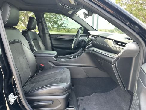 Certified 2025 Jeep Grand Cherokee Altitude AWD/4WD image 17