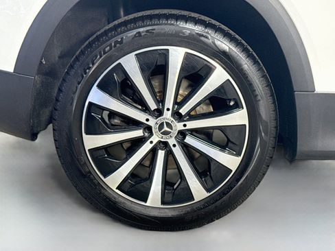 Used 2023 Mercedes-Benz GLB 250 4MATIC w/ Premium Package image 33