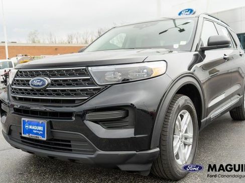 Used 2023 Ford Explorer XLT AWD/4WD image 2