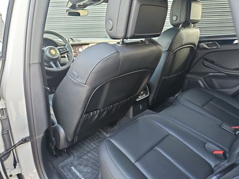 Certified 2025 Porsche Macan AWD/4WD image 23