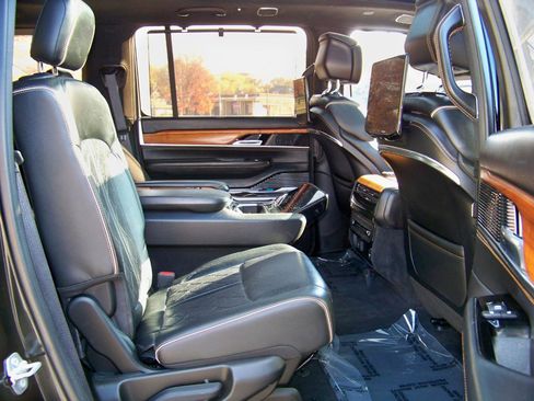 Used 2022 Jeep Grand Wagoneer Series III w/ Rear Seat Video Group 1 AWD/4WD image 37