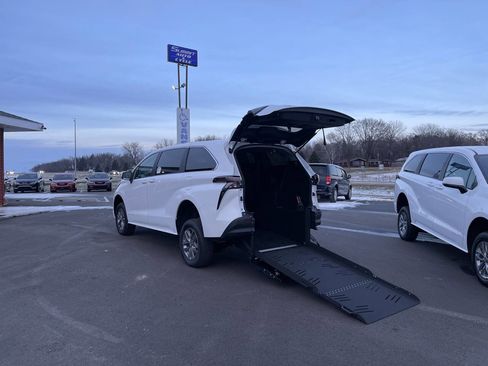 Used 2025 Toyota Sienna LE image 2