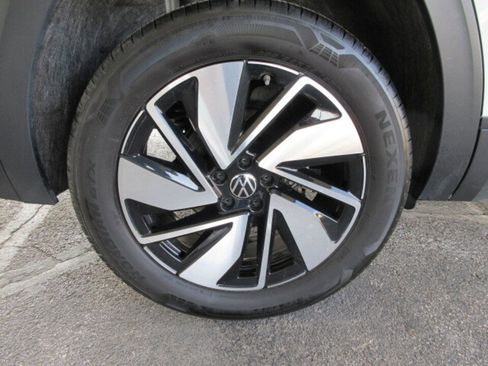 Used 2025 Volkswagen Atlas SE image 11