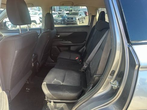 Used 2018 Mitsubishi Outlander ES image 18