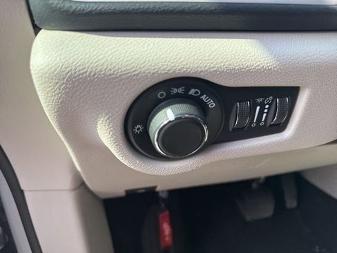 Used 2023 Chrysler Voyager LX image 13