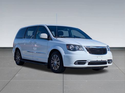 Used 2014 Chrysler Town & Country S image 5